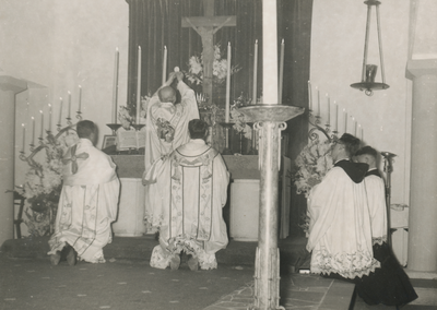 879213 Portret van pater van Nuenen met vier assistenten tijdens de bediening van een mis, vermoedelijk bij de wijding ...